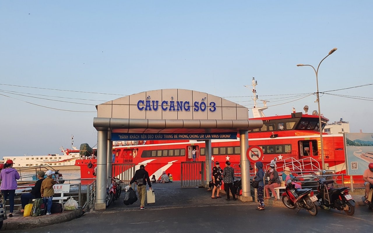 Du lịch Hòn Sơn 2 ngày 1 đêm tự túc - Review từ A-Z 2026 4 Tàu cao tốc là phương tiện di chuyển ra đảo nhanh và êm ái