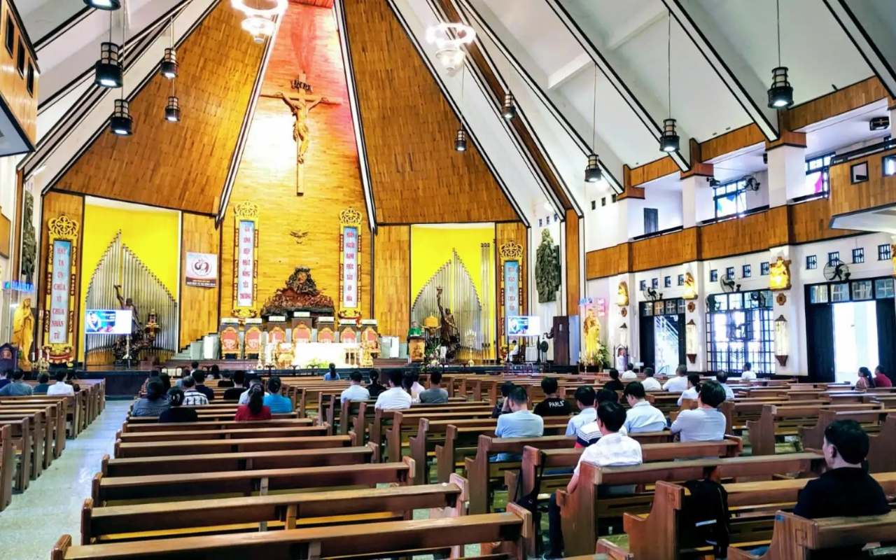 Thánh đường bên trong nhà thờ Tắc Sây