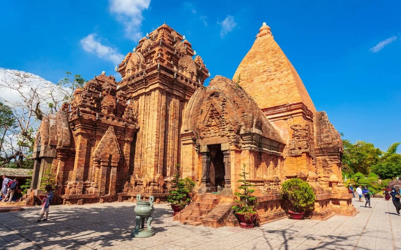 Tham quan Tháp Bà Ponagar