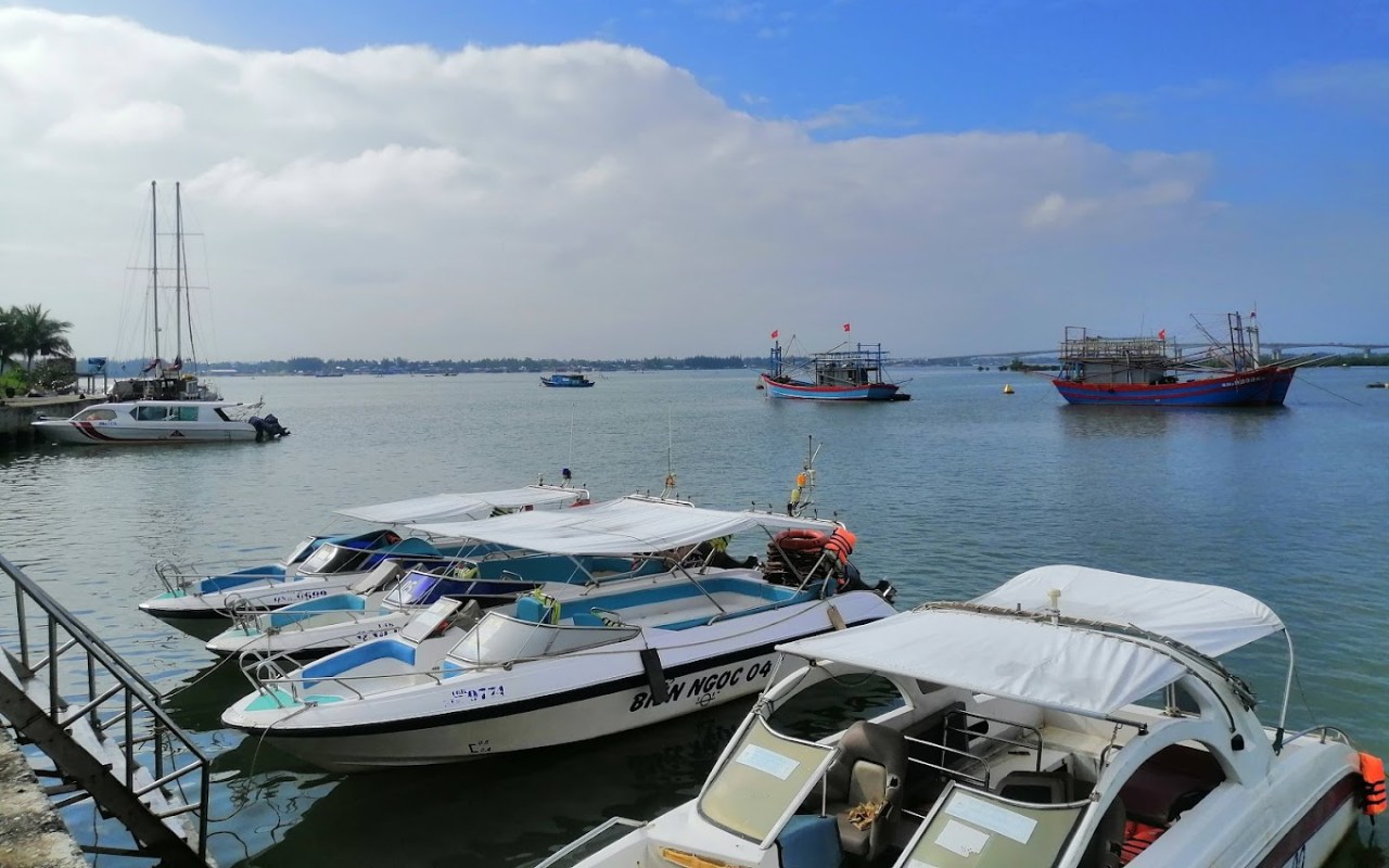 Cano chở khách ra đảo đều khởi hành từ bến tàu Cù Lao Chàm