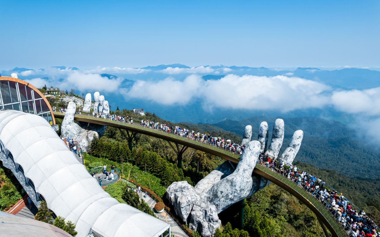 Cầu Vàng Đà Nẵng - Điểm check-in không thể bỏ qua 2026 2 Toàn cảnh Cầu Vàng Bà Nà Hills