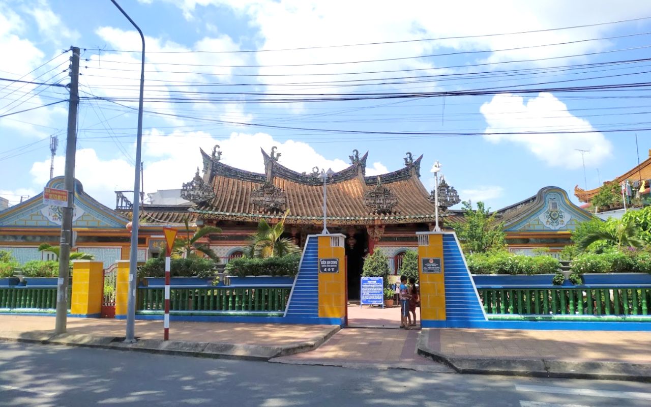 Chùa Kiến An Cung Đồng Tháp - Vẻ đẹp kiến trúc Trung Hoa 2 Toàn cảnh cổng chùa Kiến An Cung Sa Đéc