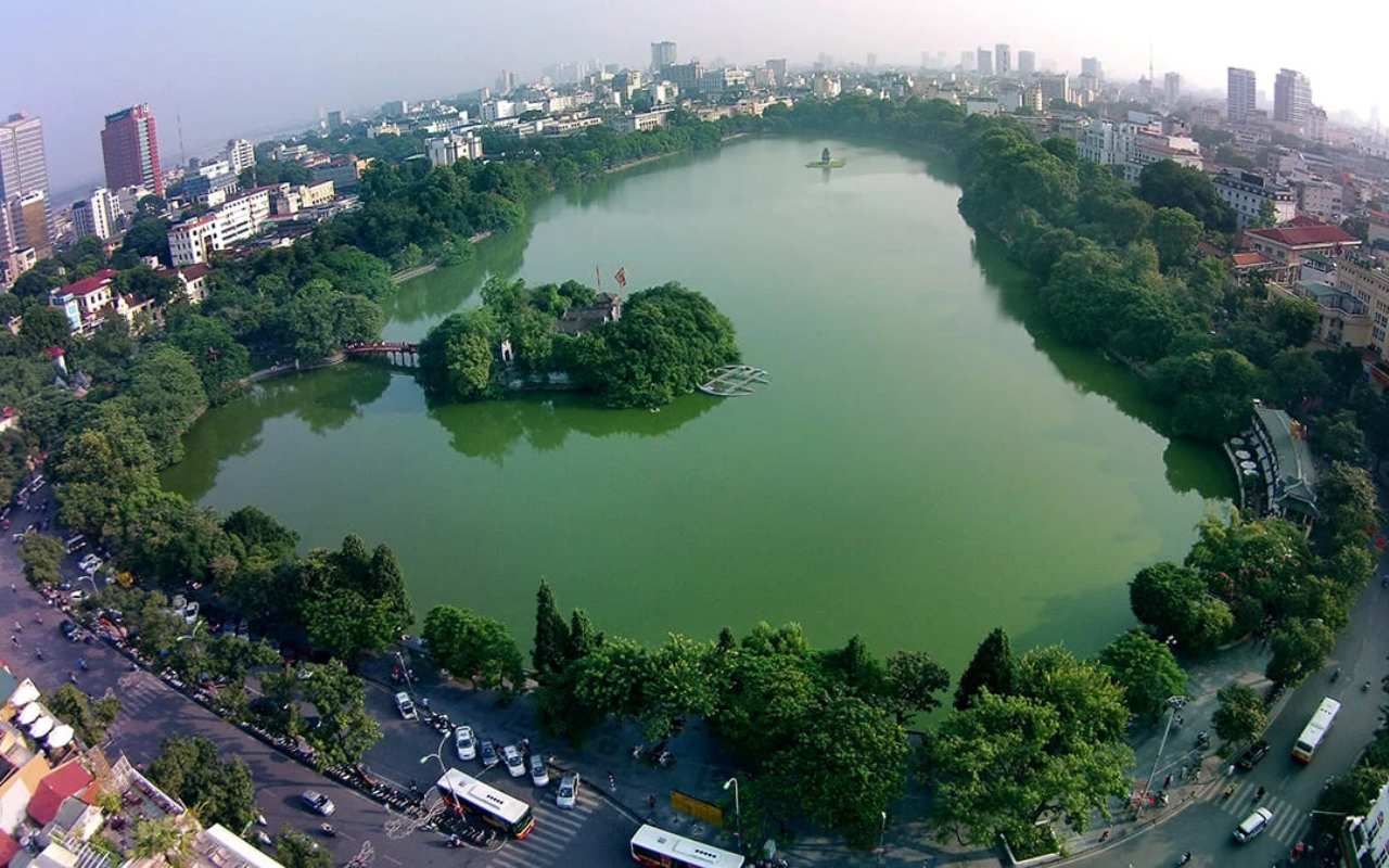 Hồ Hoàn Kiếm Hà Nội: Cẩm nang du lịch ăn gì, chơi gì 2026 4 Toàn cảnh Hồ Hoàn Kiếm từ trên cao