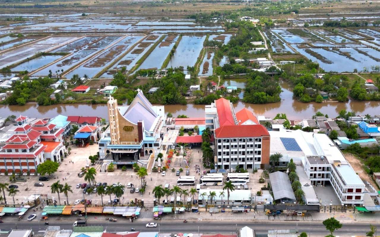 Toàn cảnh nhà thờ Tắc Sậy từ trên cao