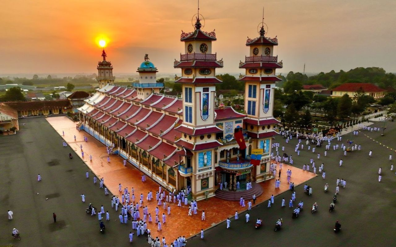 Tòa Thánh Tây Ninh - Kiến trúc nghệ thuật & giờ mở cửa 2026 2 Toàn cảnh tòa thánh Tây Ninh lúc hoàng hôn