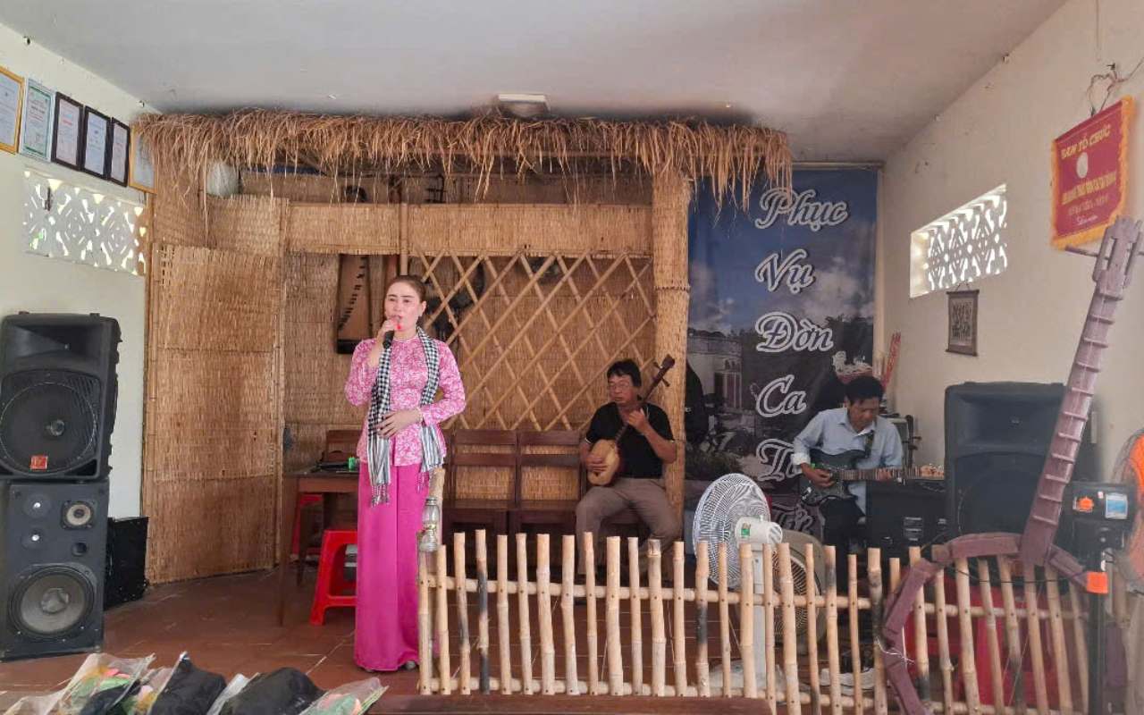 Khu tưởng niệm nhạc sĩ Cao Văn Lầu - Địa chỉ, giá vé 2026 6 Trải nghiệm không gian đàn ca tài tử Nam Bộ