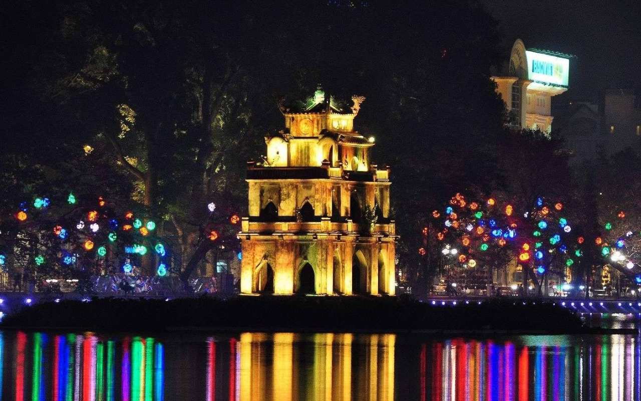 Hồ Hoàn Kiếm Hà Nội: Cẩm nang du lịch ăn gì, chơi gì 2026 7 Vẻ đẹp Hồ Hoàn Kiếm lung linh về đêm