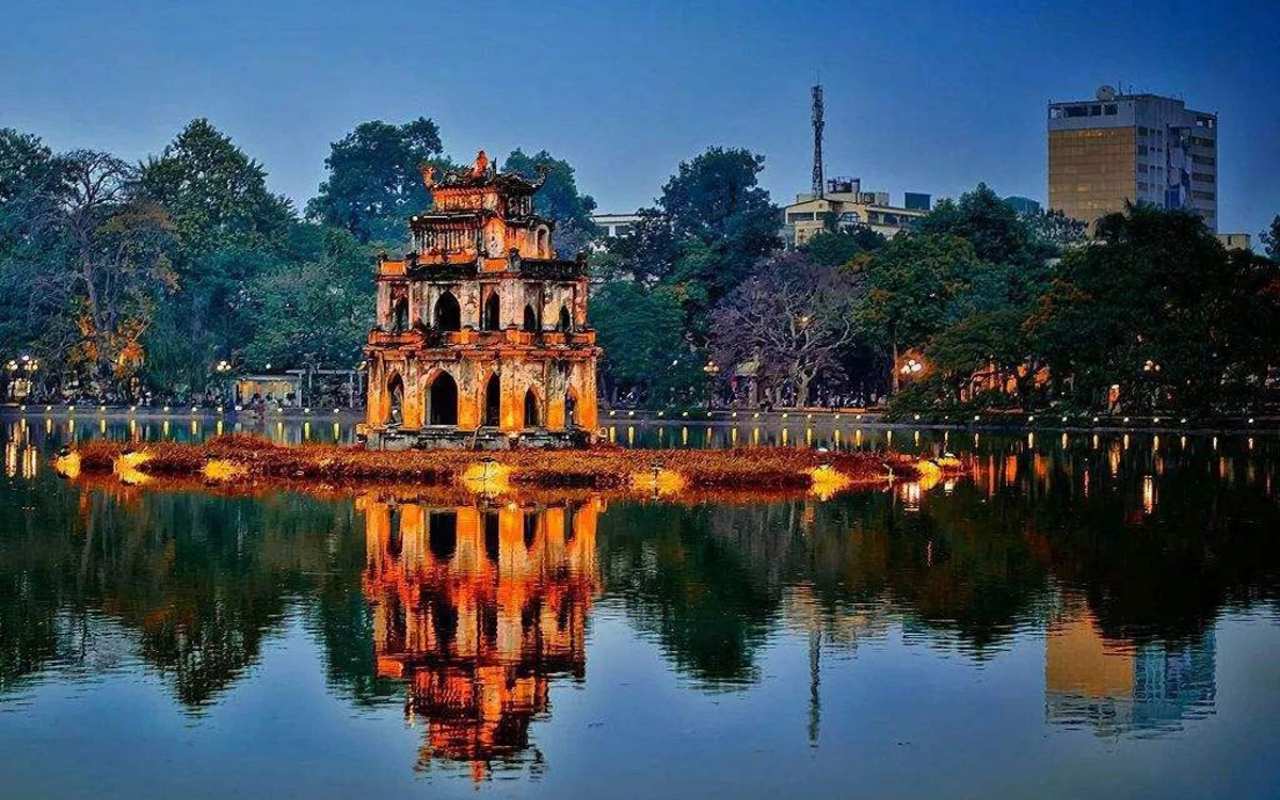 Hồ Hoàn Kiếm Hà Nội: Cẩm nang du lịch ăn gì, chơi gì 2026 2 Vẻ đẹp tháp rùa Hồ Hoàn Kiếm
