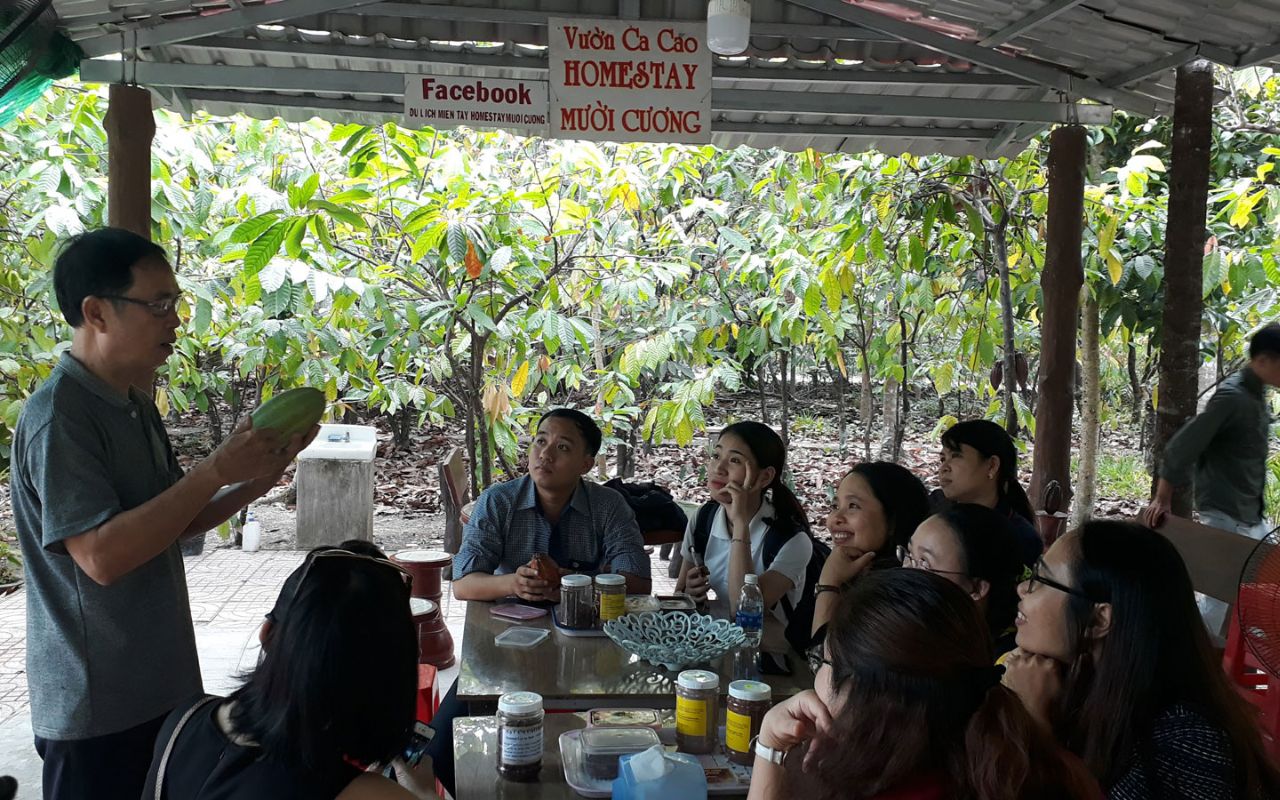 Vườn Ca Cao Mười Cương - Địa chỉ, giá vé, kinh nghiệm 2026 8 Chú Mười Cương thuyết minh và cho du khách thưởng thức