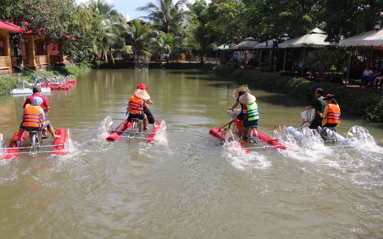 Bảo Gia Trang Viên: Khu du lịch sinh thái nổi bật ở Cần Thơ 4 Đạp xe trên nước Bảo Gia Trang Viên