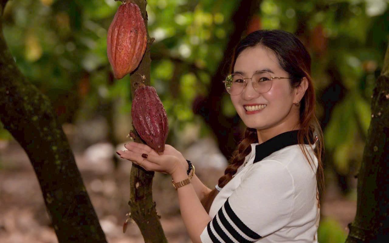Vườn Ca Cao Mười Cương - Địa chỉ, giá vé, kinh nghiệm 2026 2 Du khách check-in vườn ca cao Mười Cương