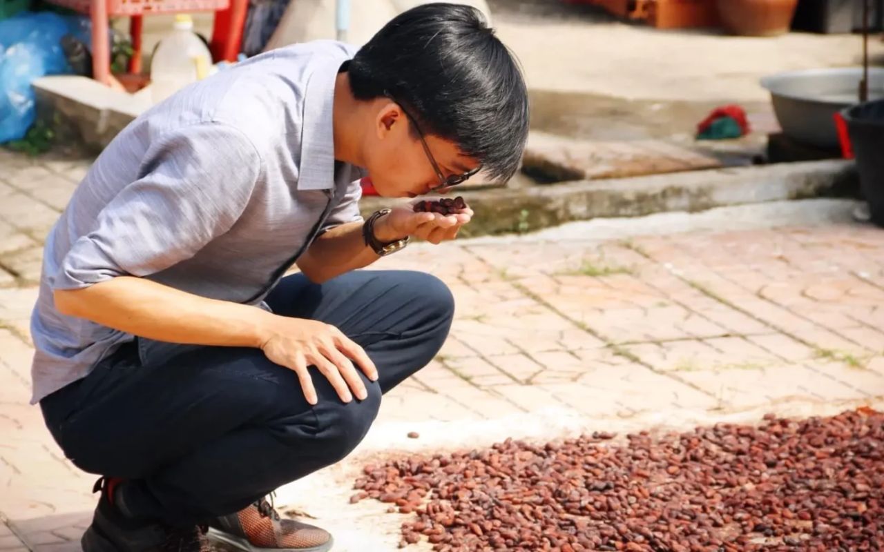 Vườn Ca Cao Mười Cương - Địa chỉ, giá vé, kinh nghiệm 2026 9 Du khách ngửi hương thơm hạt ca cao
