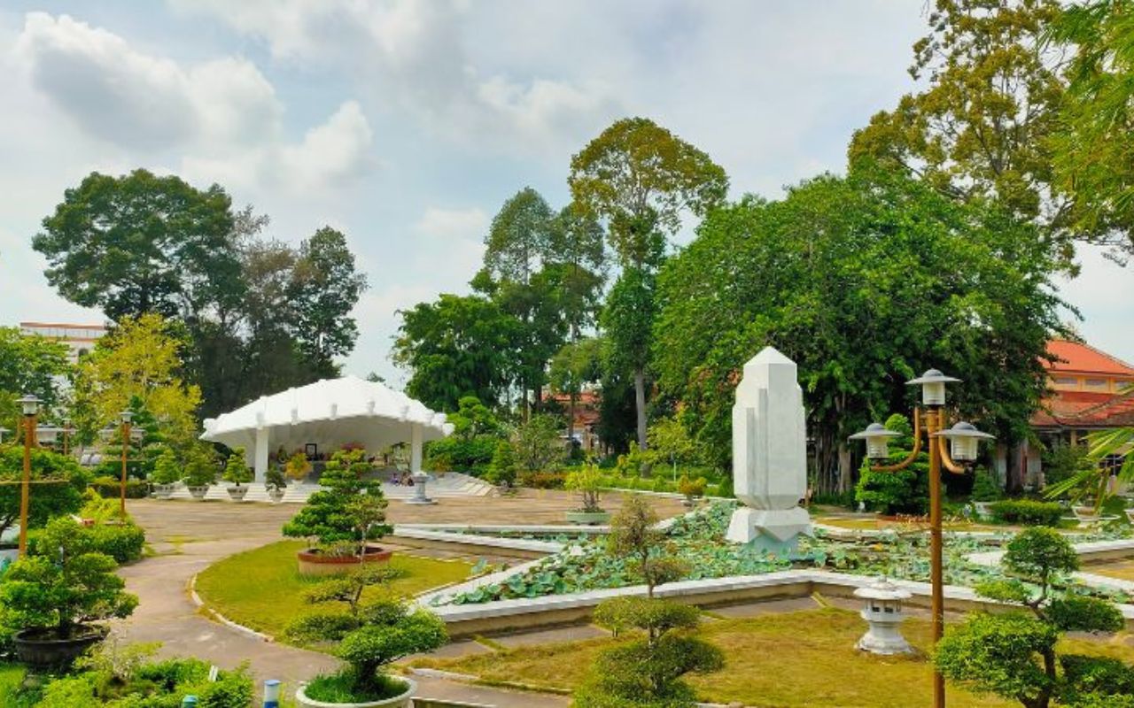 Lăng cụ phó bảng Nguyễn Sinh Sắc