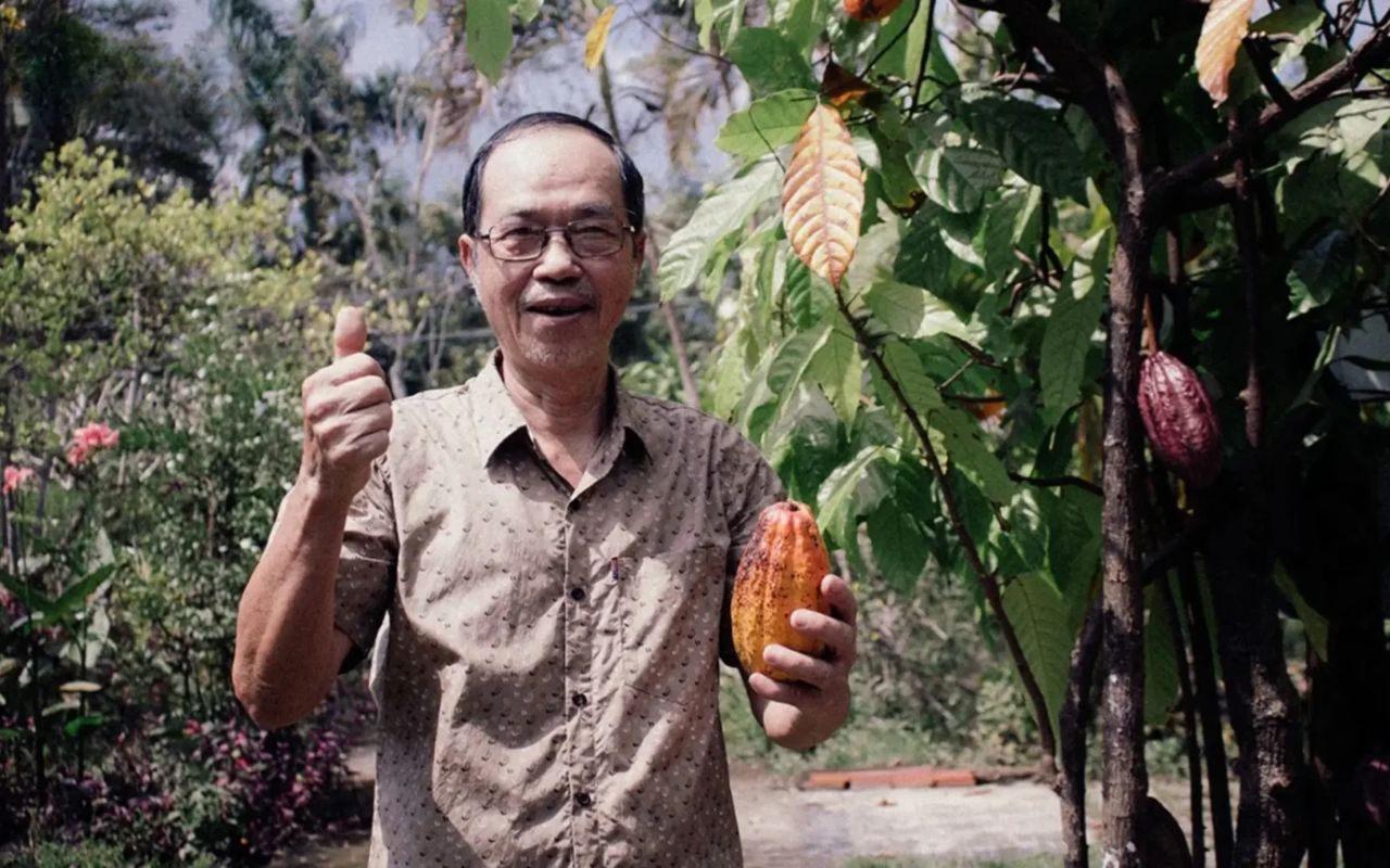 Vườn Ca Cao Mười Cương - Địa chỉ, giá vé, kinh nghiệm 2026 5 Nghệ nhân Mười Cương bên trái ca cao