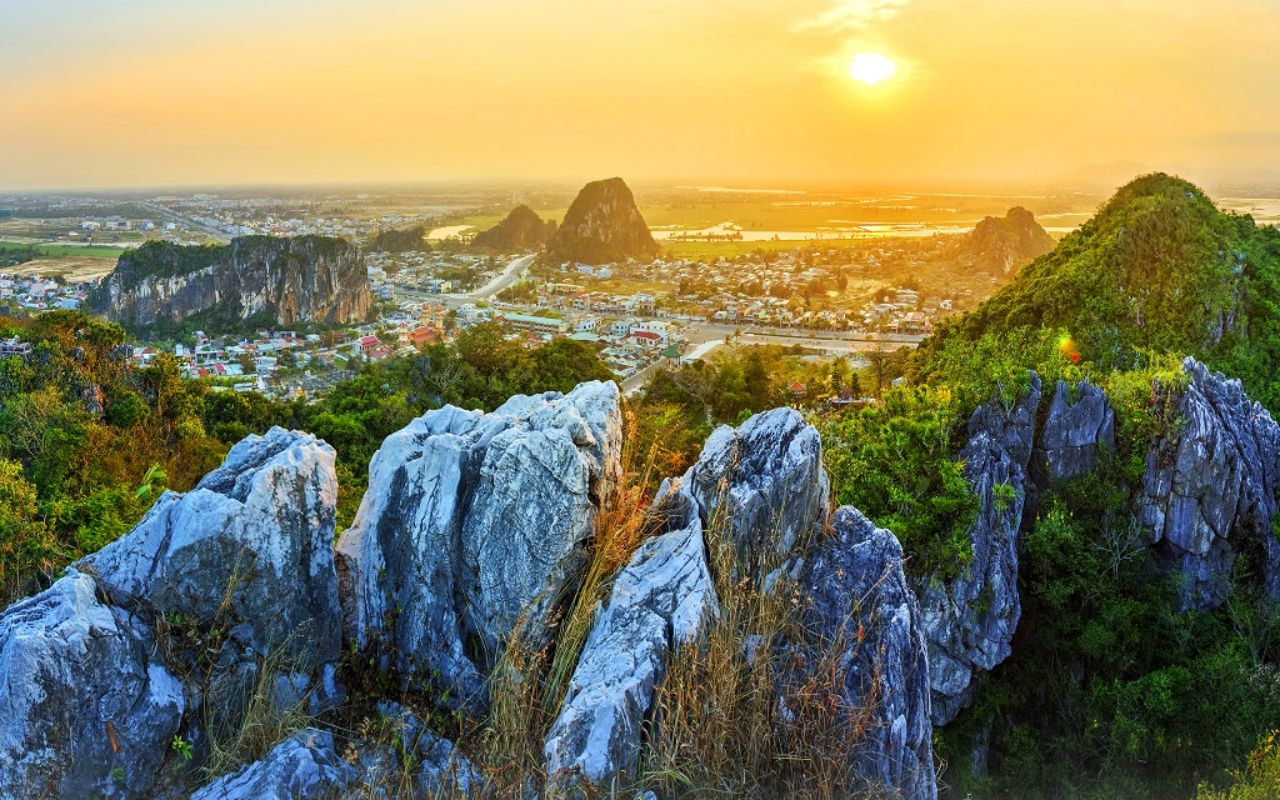 Ngũ Hành Sơn - Thắng cảnh nổi tiếng tại Đà Nẵng 2026 3 Nhìn toàn cảnh từ đỉnh Ngũ Hành Sơn