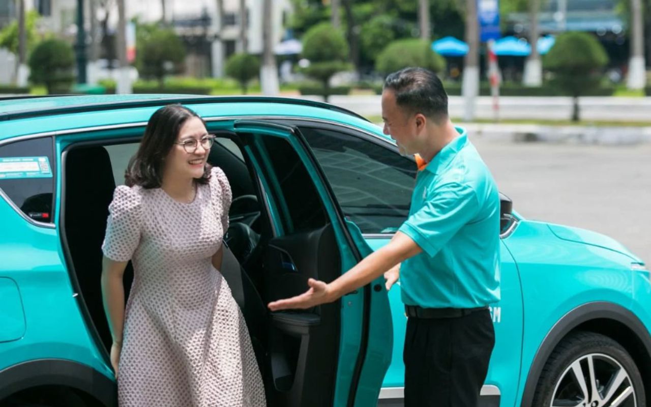 Taxi Cần Thơ - Giá cước & Số điện thoại các hãng xe 2026 2 Tài xế xanh SM đón khách tại Cần Thơ