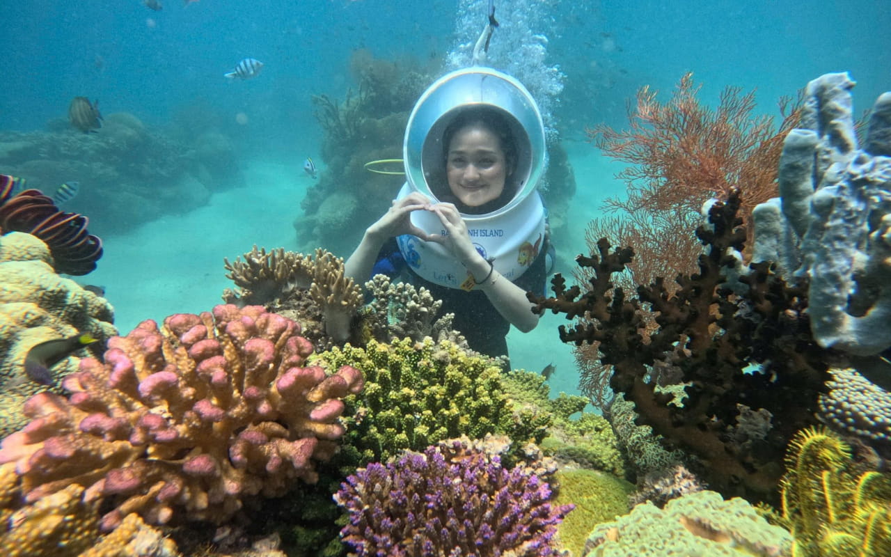 Tour 3 đảo Nha Trang Deluxe | Cano - lặn ngắm san hô - chèo kayak 16 Tour 3 đảo Nha Trang - Đi bộ dưới biển