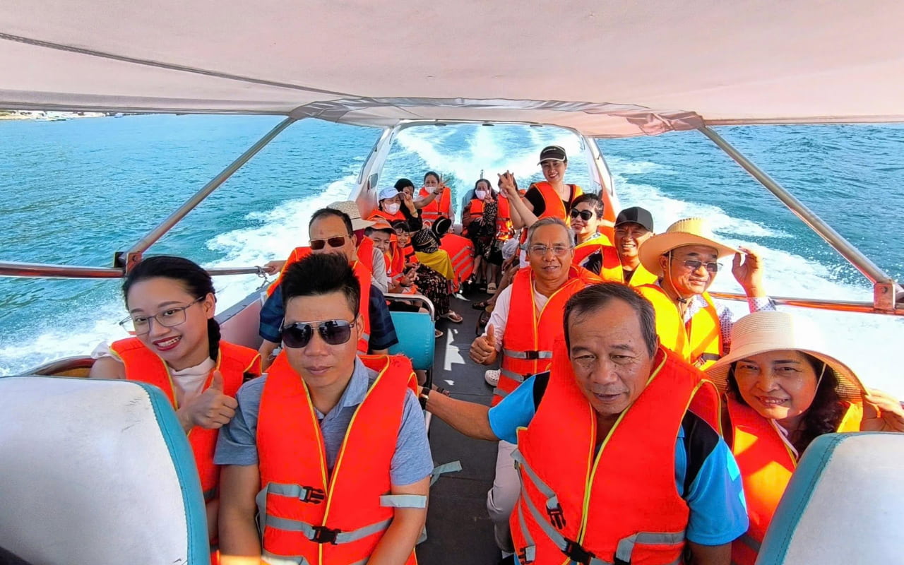 Tour 3 đảo Nha Trang Deluxe | Cano - lặn ngắm san hô - chèo kayak 14 Tour 3 đảo Nha Trang - Khám phá hòn đảo đẹp
