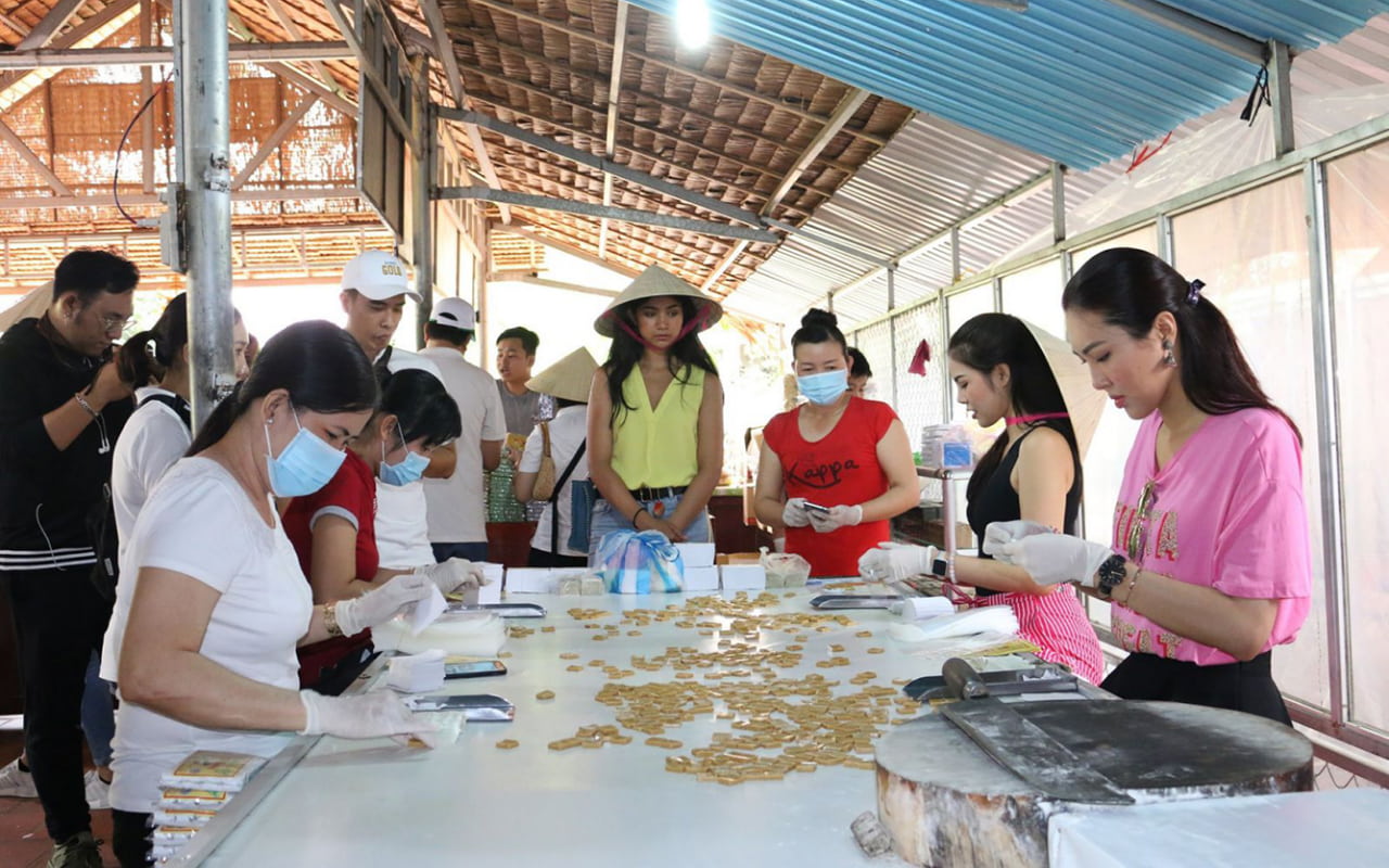 Trải nghiệm làm kẹo dừa đường phèn