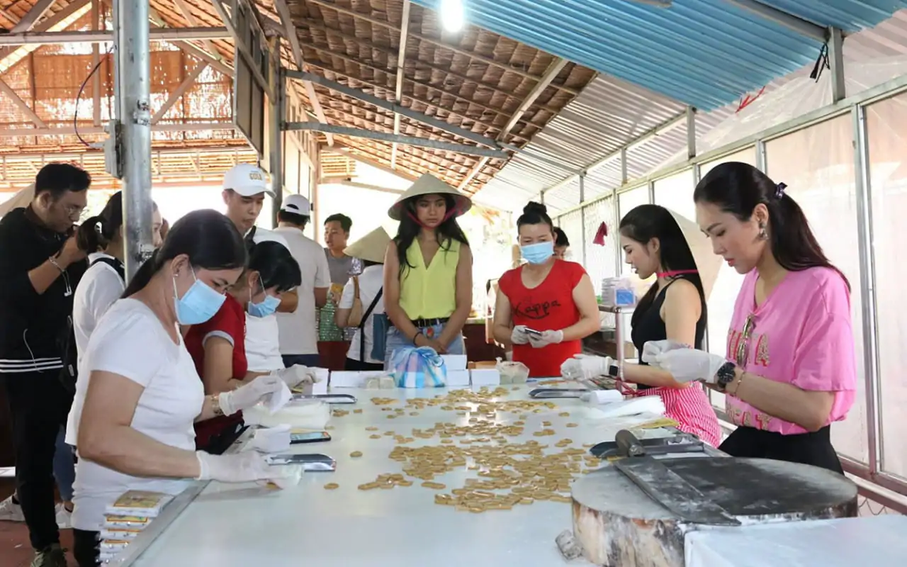 Tour Cần Thơ Vĩnh Long 1 ngày - Cù lao An Bình 18 Trải nghiệm làm kẹo dừa đường phèn