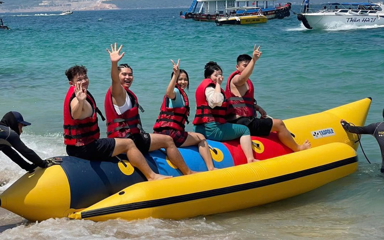 Tour Mini Beach - Làng Chài - Hòn Mun Nha Trang 15 Tour Mini Beach Làng Chài Hòn Mun - Chơi phao chuối