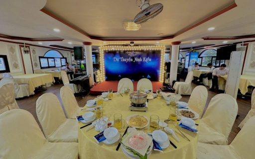 Tour ăn tối du thuyền Ninh Kiều - Bàn ăn trên du thuyền