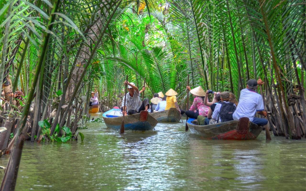 Chèo xuồng xuôi dòng kênh rạch rợp bóng dừa nước