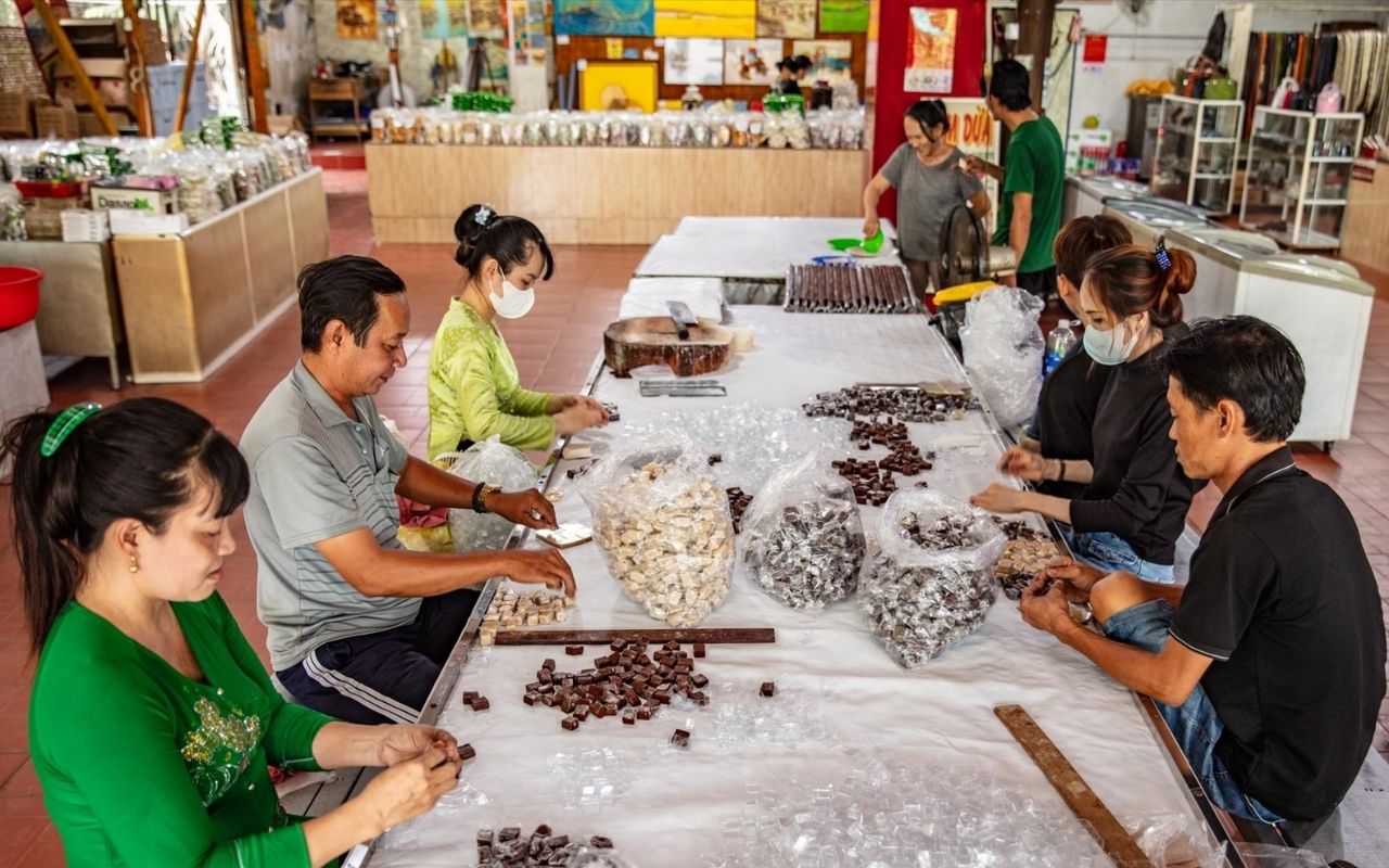 Quan sát các công đoạn làm kẹo dừa Bến Tre