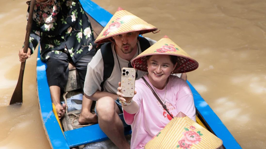 Tourists exploring Thoi Son islet by sampan